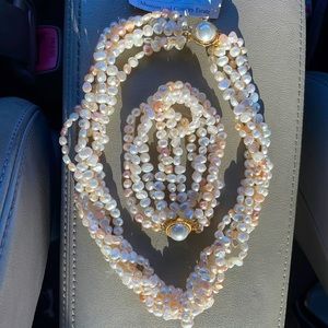 Freshwater Pearl Necklace and Bracelet set!